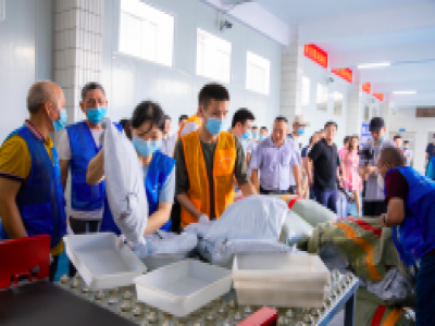 尊龙抖圈 - 为du而生电商惠企惠民： 出口超过2亿元，CW港惠体验店日均营收超过40万元——市商务局举办专场新闻发布会