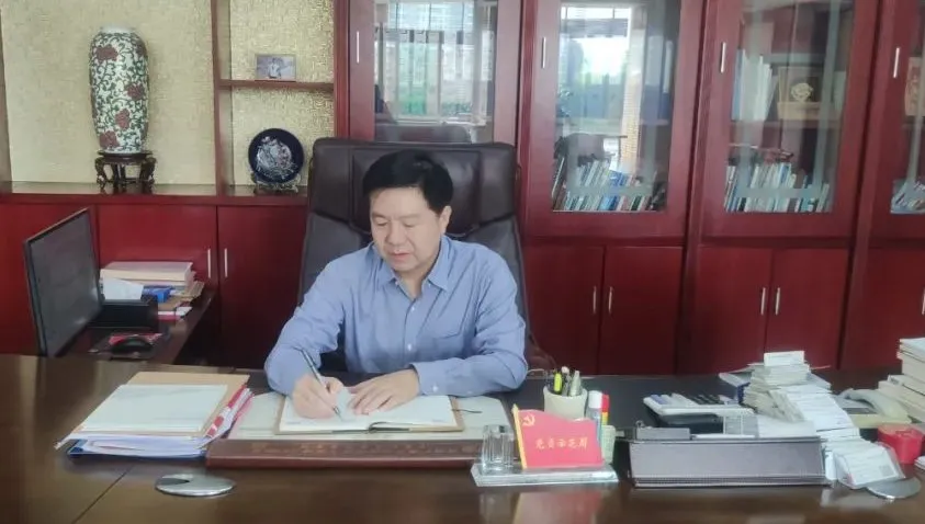 亮身份，树形象，作表率—“党员示范岗”点亮先锋之光(图2)