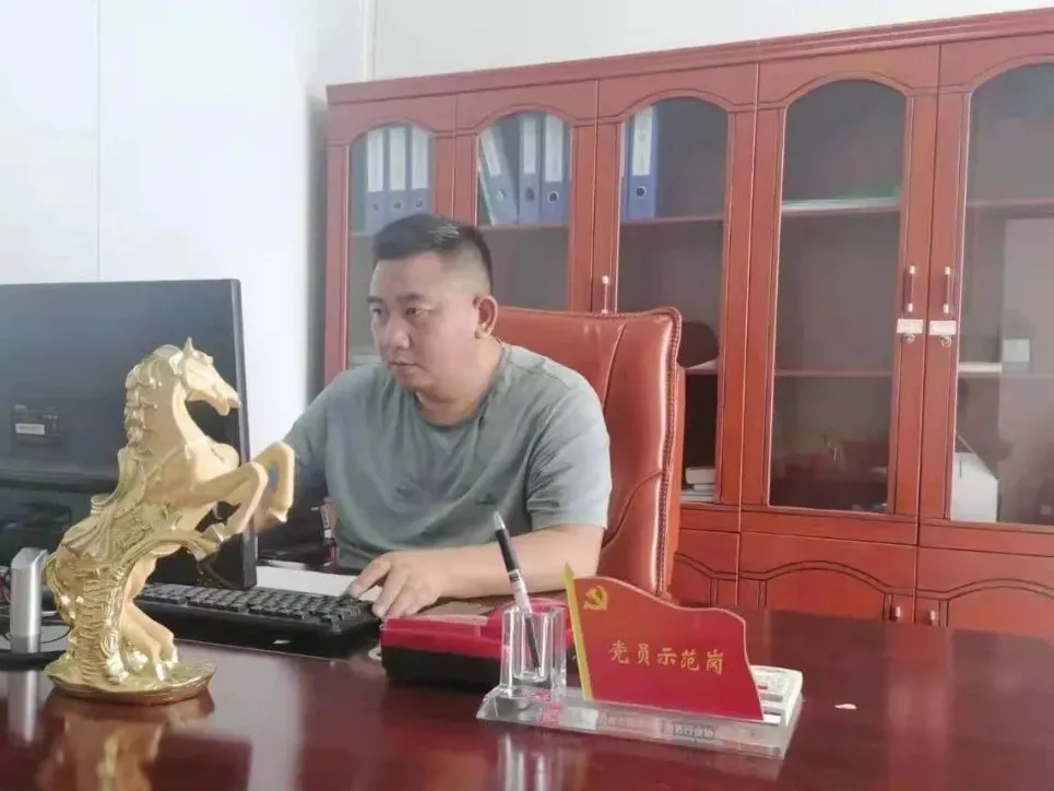 亮身份，树形象，作表率—“党员示范岗”点亮先锋之光(图3)