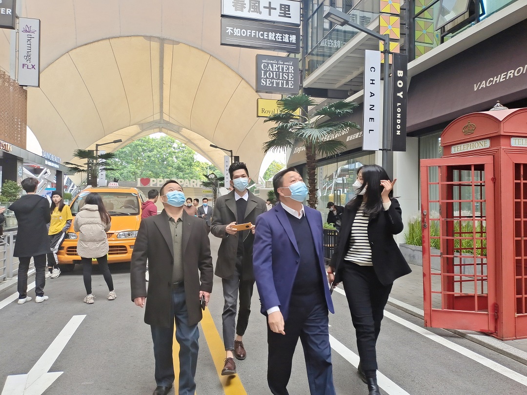 市商务局黄晓鹏副局长率队赴广州考察产业园建设(图1)